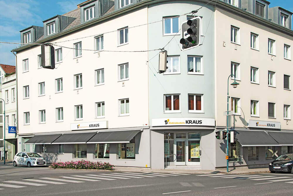 Fassade des Geschäfts im Jahr 2017 an der Kreuzung Fran Josef-Straße und Bahnstraße