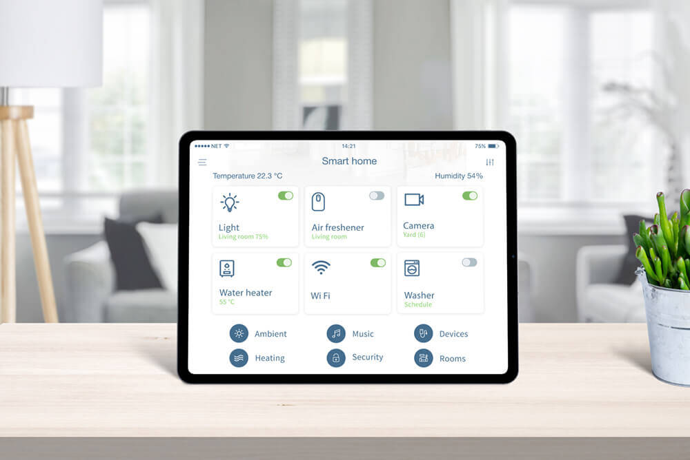 Smart Home User Interface am Tablet, im Hintergrund eine Wohnung